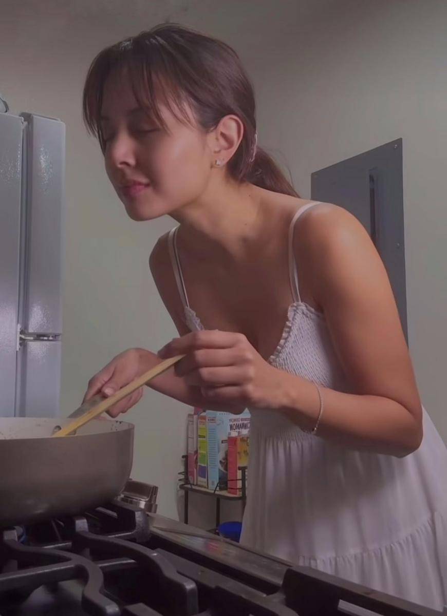 Aurelie Moeremans saat masak. (instagram.com/aurelie)