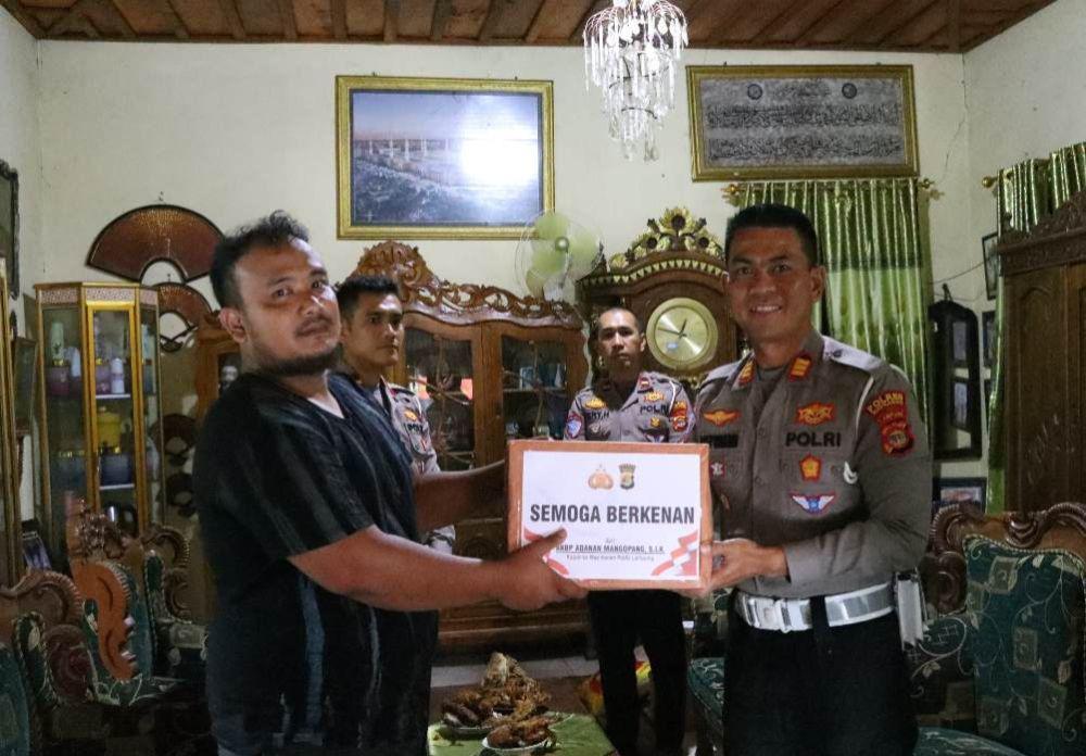 Sopir Korban Kecelakaan dan Penjarahan Terima Santunan Kapolda Lampung