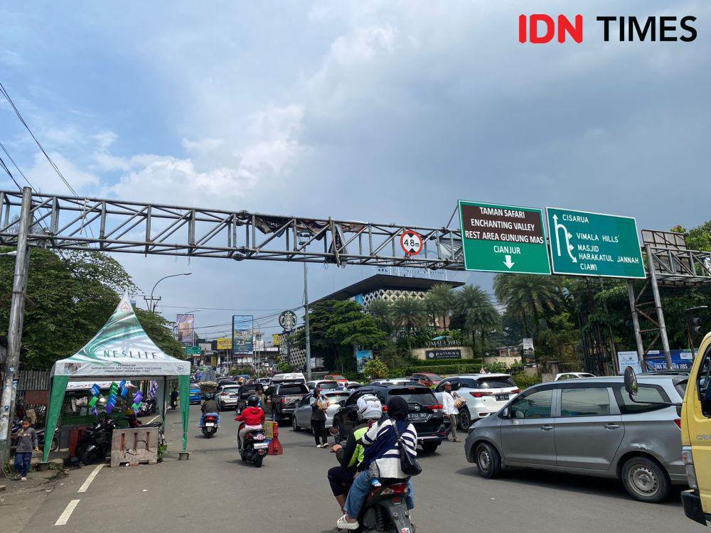 Lalu lintas jalur Puncak Bogor di Simpang Gadog, Jumat (31/1/2025). (Linna Susanti/IFN Times).