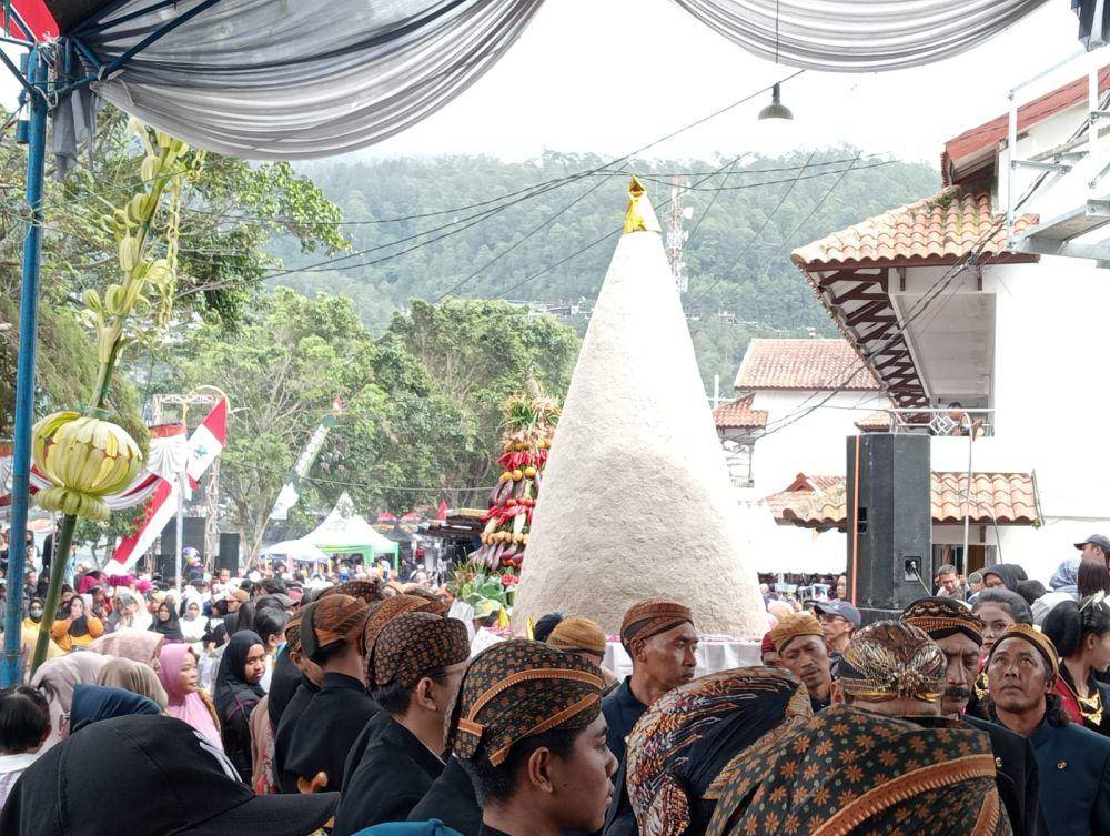 Dua tumpeng raksasa diarak keliling dan ditengelamkan di tengah telaga. IDN Times/ Riyanto.