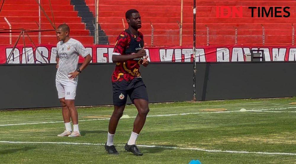 Pemain Semen Padang FC, ALhassan Wakaso saat mengikuti latihan di Stadion H Agus Salim Padang (Foto: IDN Times/Halbert Caniago)