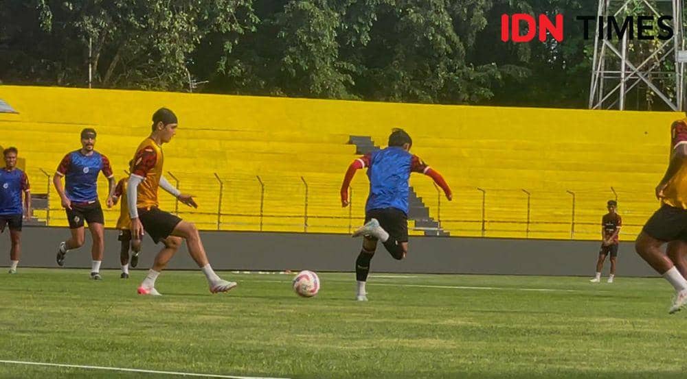 Pemain Semen Padang FCmengikuti latihan di Stadion H Agus Salim Padang (Foto: IDN Times/Halbert Caniago)