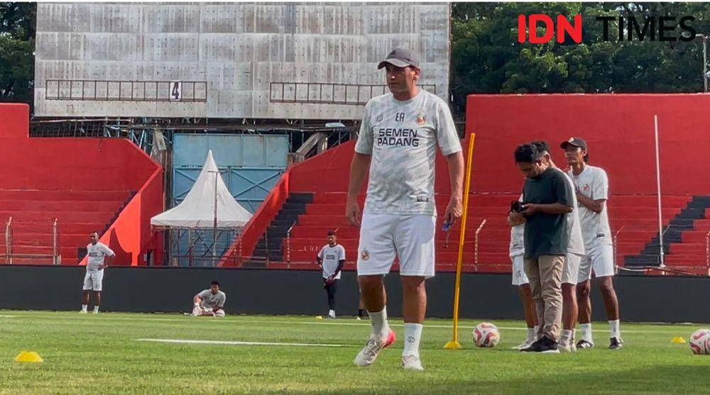 Eduardo Almeida melatih timnya di Stadion H Agus Salim Padang (Foto: IDN Times/Halbert Caniago)