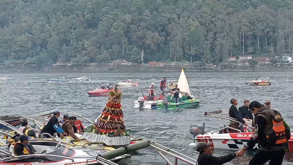 Dua tumpeng raksasa diarak keliling dan ditengelamkan di tengah telaga. IDN Times/ Riyanto.
