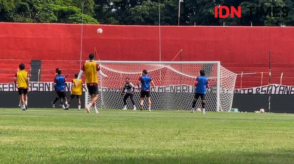 Tim Semen Padang FC latihan di Stadion H Agus Salim Padang (Foto: IDN Times/Halbert Caniago)