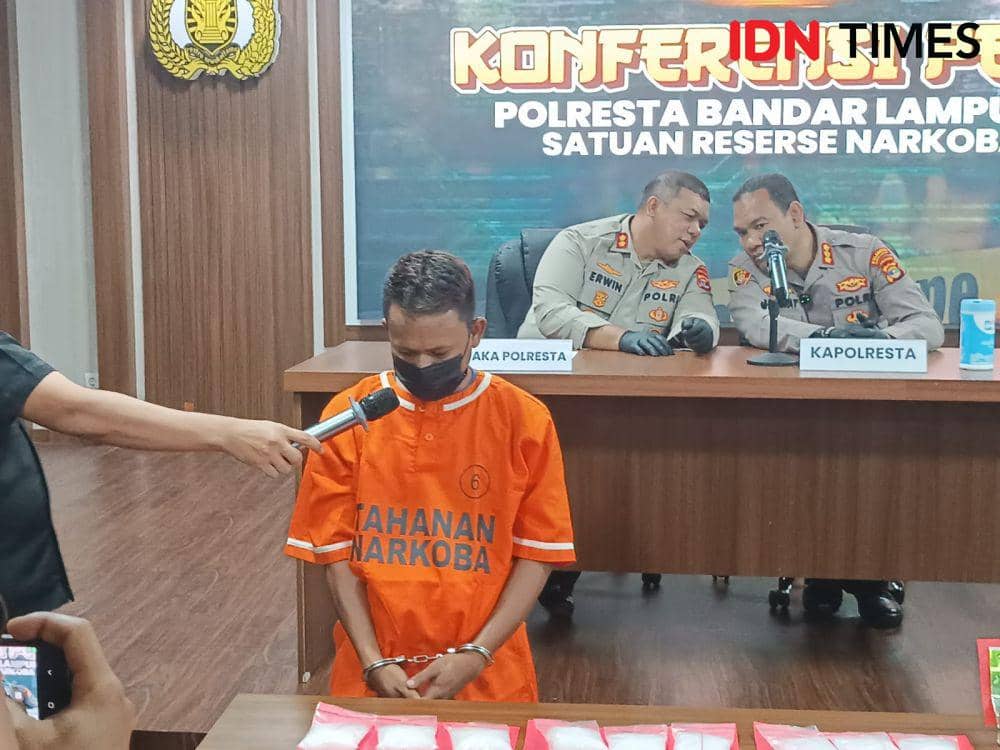 Konferensi pers Satresnarkoba Polresta Bandar Lampung barang bukti 2,2 Kg sabu dan 100 butir pil ekstasi. (IDN Times/Tama Yudha Wiguna).
