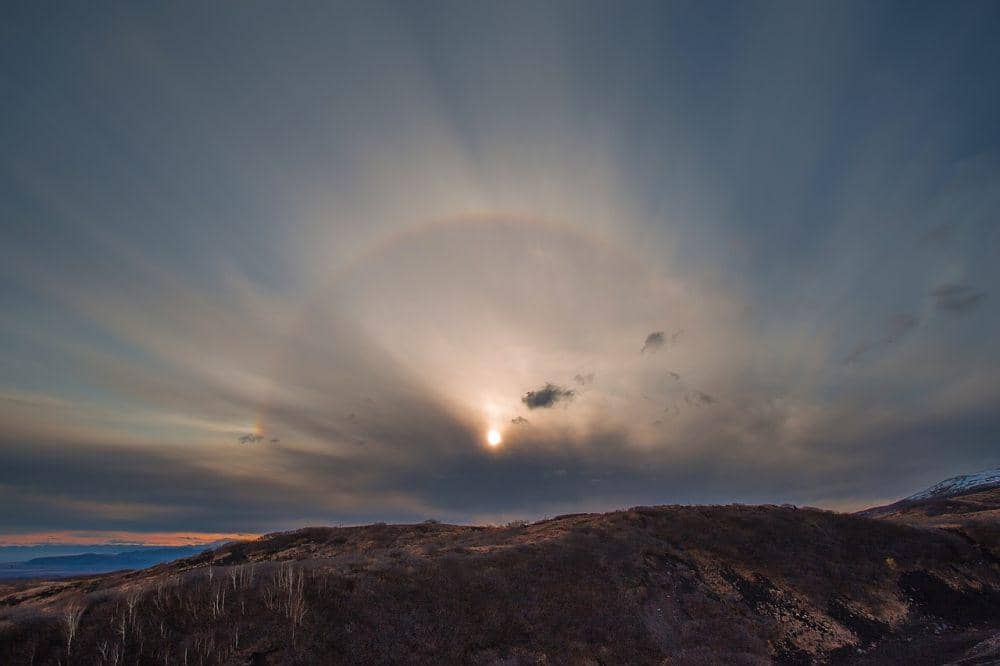 ilustrasi fenomena parhelion di lingkaran halo 22 derajat (pixabay.com/troubletrace_ux)