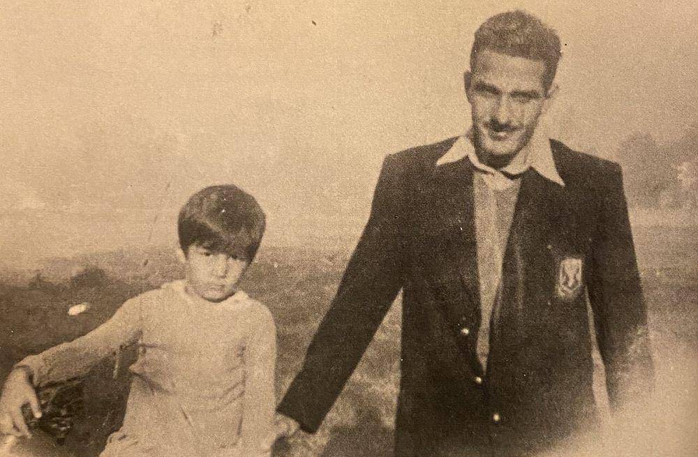 Imran Khan (kiri) saat masih kanak-kanak bersama pamannya, pemain kriket asal India, yakni Javed Zaman (kanan) pada tahun 1957. (Wikimedia Commons, Biographical Encyclopedia of Pakistan)