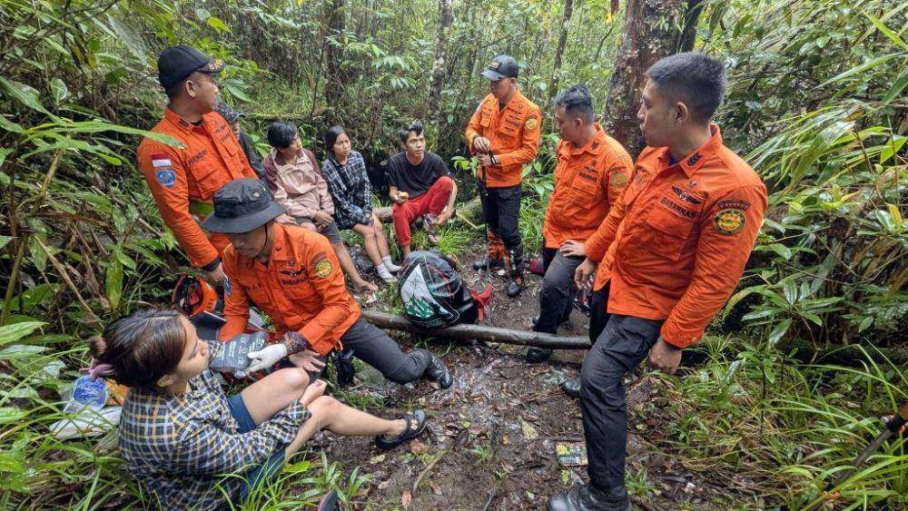 Para pendaki Gunung Klabat yang membuat laporan palsu ke Basarnas Manado saat dievakuasi, Selasa (28/1/2025). Dok. Basarnas Manado