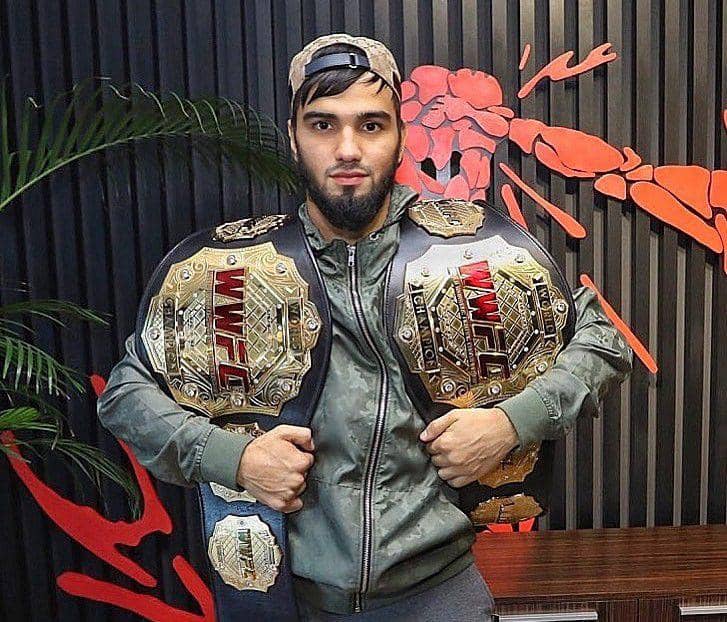 Khasan Askhabov memegang sabuk juaranya. (Instagram.com/khasan_askhabov)