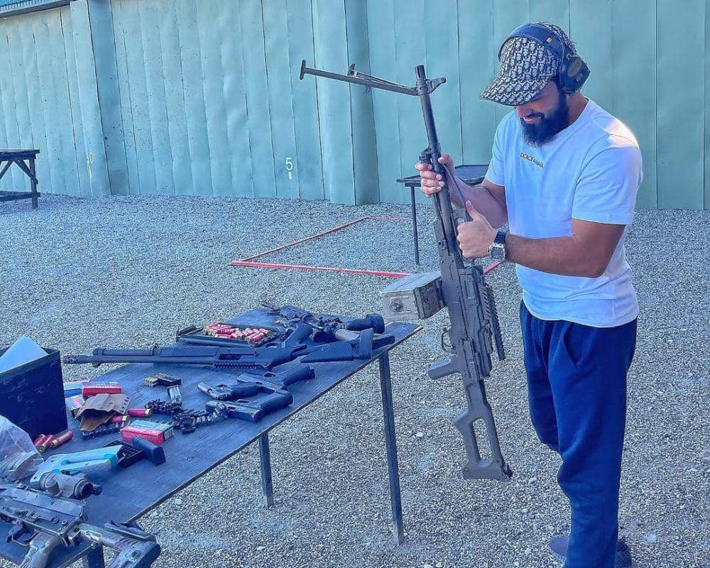Khasan Askhabov sedang berlatih menembak. (Instagram.com/khasan_askhabov)