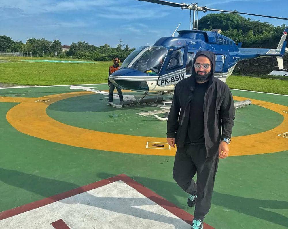 Khasan Askhabov saat sedang menyewa helikopter di Bali. (Instagram.com/khasan_askhabov)