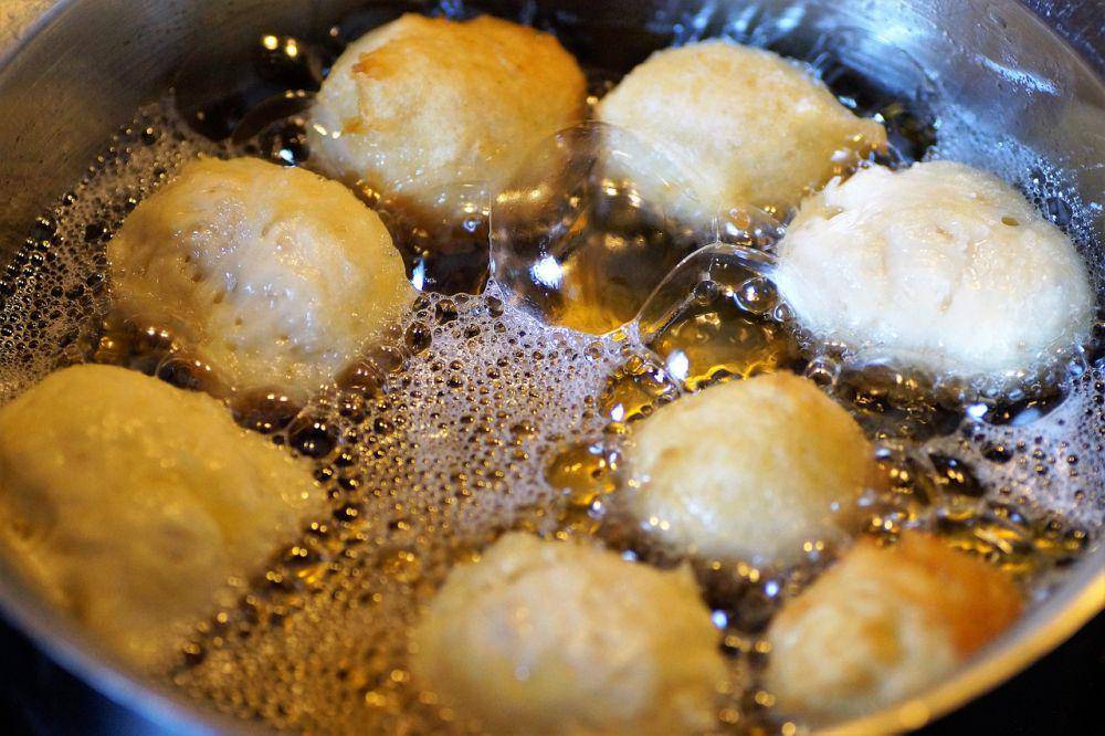 Ilustrasi menggoreng donat (pixabay.com/ivabalk)
