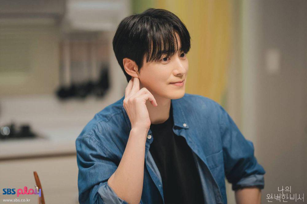 7 Habit yang Jadi Ciri Khas Yoo Eun Ho di Love Scout, Soft Spoken!