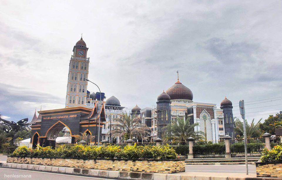 Masjid Agung Harakatul Jannah (https://id.wikipedia.org/)