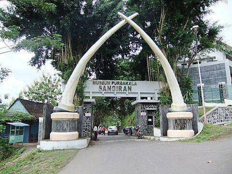 Museum Manusia Purba Sangiran (https://id.wikipedia.org/)