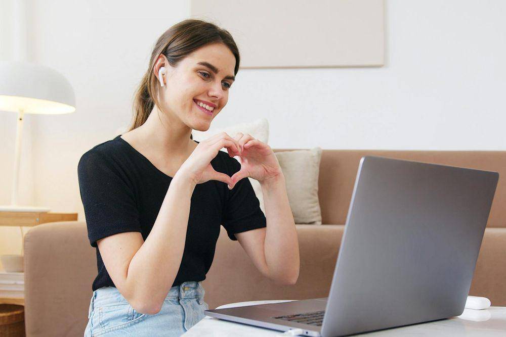 ilustrasi perempuan membuat video (pexels.com/@artempodrez)