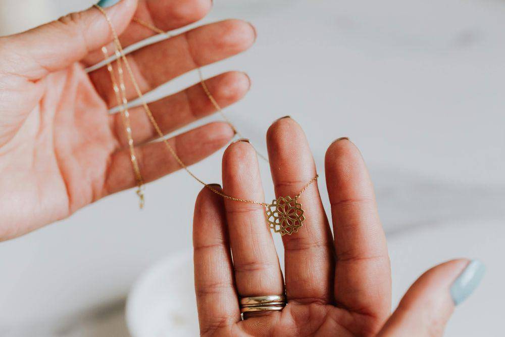Ilustrasi kalung perhiasan (pexels.com/Photo By: Kaboompics.com)