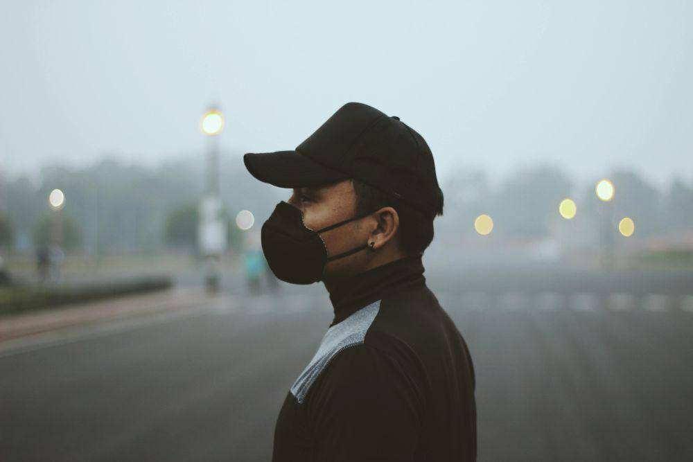 Ilustrasi pria memakai masker di kota berpolusi (pexels.com/Ravi Sharma)