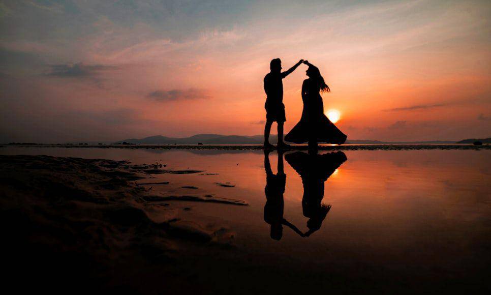Pasangan berdansa di pantai (Unsplash.com/Vows on the Move)