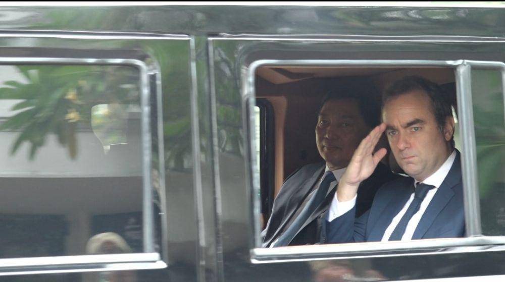 Menteri Pertahanan Sjafrie Sjamsoeddin ketika mengajak Menhan Prancis Sebastien Lecornu naik Maung MV3 Komando VVIP. (Dokumentasi Kementerian Pertahanan)