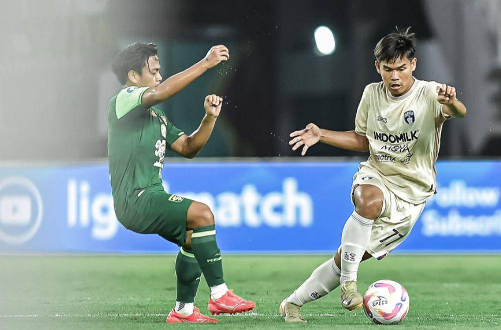 Potret duel Persebaya vs Persita di Stadion GBT, pada pekan 21 Liga 1 2024/25, Jumat (31/1/2025). (X/@persitajuara)