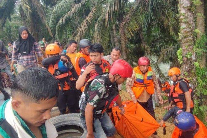 Proses evakuasi jenazah Yosia Rofael Tambunan, hanyut terseret arus saat bermain di Sungai Katia, Kabupaten Labuhanbatu, Sumatra Utara, Jumat (31/1/2025). (Dok: Tim SAR Medan)