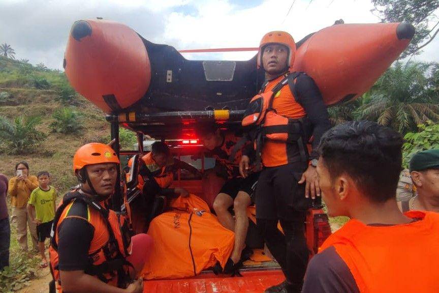Proses evakuasi jenazah Yosia Rofael Tambunan, hanyut terseret arus saat bermain di Sungai Katia, Kabupaten Labuhanbatu, Sumatra Utara, Jumat (31/1/2025). (Dok: Tim SAR Medan)