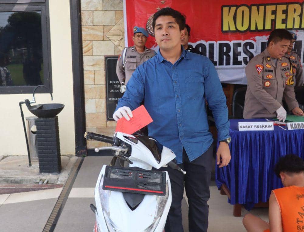 Barang bukti sepeda motor milik korban RK ditampilkan saat konferensi pers di Mapolres Lampung Tengah, Jumat (31/1/2025). (Dok. Polres Lampung Tengah).