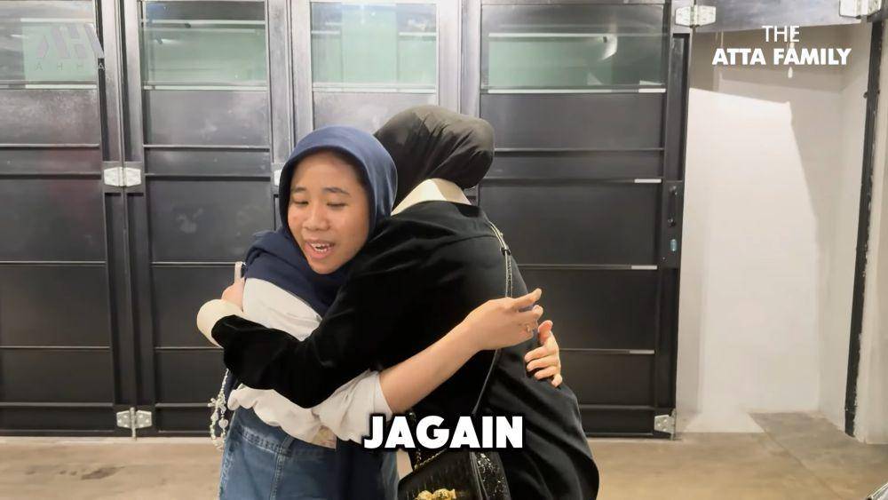 potret Sus Iroh pamit mudik pulang kampung (youtube.com/attahalilintar)