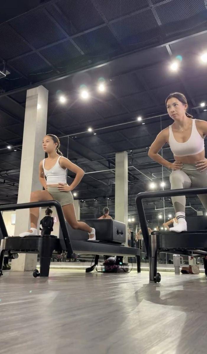 Jennifer Bachdim dan Kiyomi pilates bareng (instagram.com/jenniferbachdim)