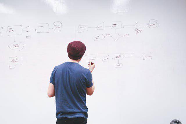 Ilustrasi seorang pria sedang menulis (Pexel.com/Startup Stock Photos)
