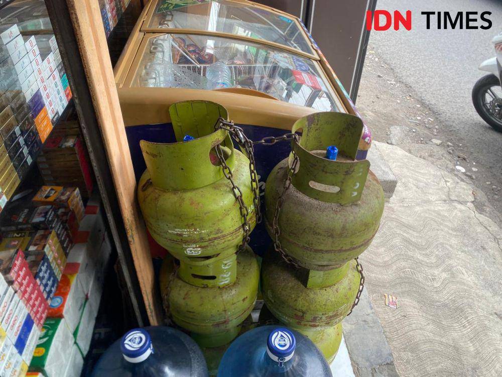 Gas melok masih dijual di salah satu toko klontong Surabaya. (IDN Times/Khusnul Hasana)