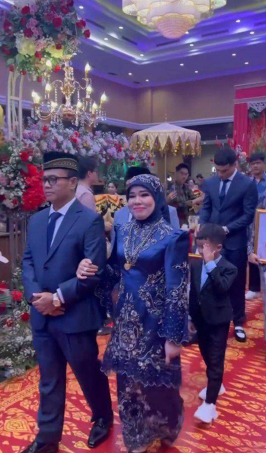 keluarga di pernikahan Frans Faisal (Instagram.com/dewizuhriati)