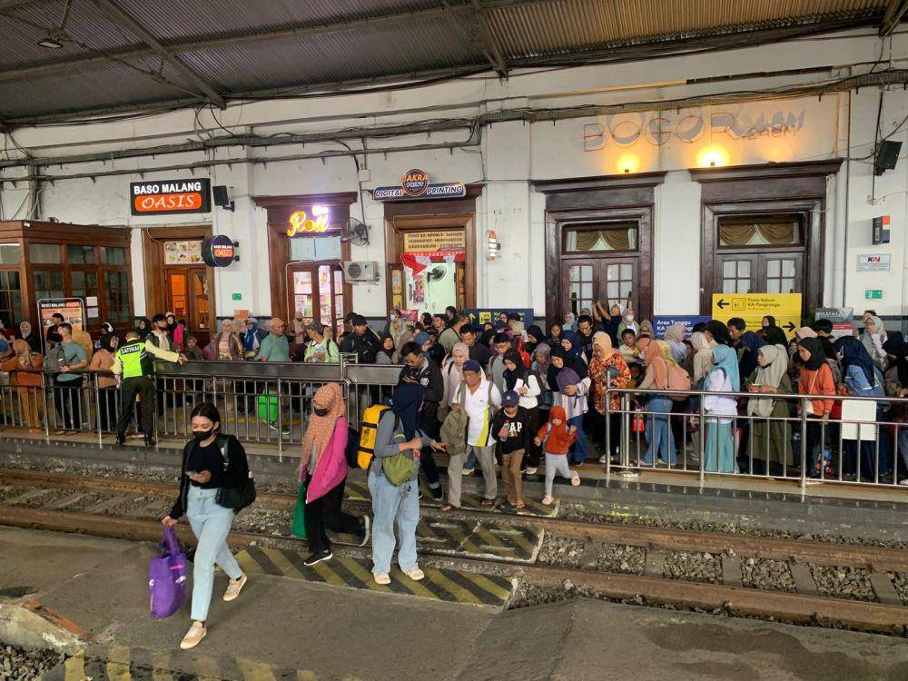 Suasana stasiun (IDN Times/Istimewa)