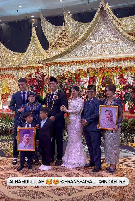 keluarga di pernikahan Frans Faisal (Instagram.com/dewizuhriati)