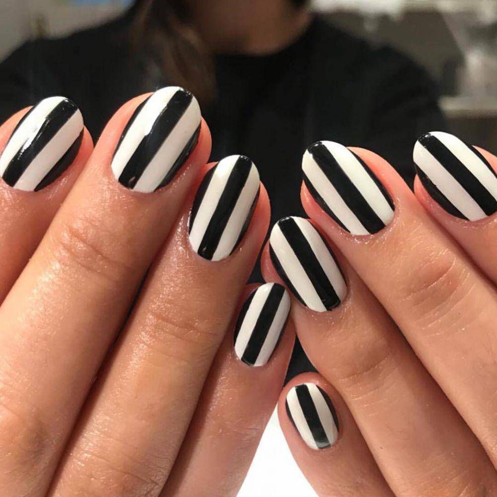 inspirasi model nail art bernuansa hitam-putih (instagram.com/_danaoliver)