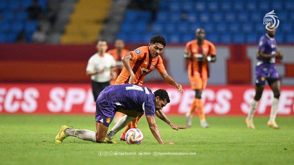 Borneo FC (jersery oranye) bakal menjamu PS Sleman di Stadion Batakan, Minggu (2/2/2025) sore. (Dok. PT LIB)