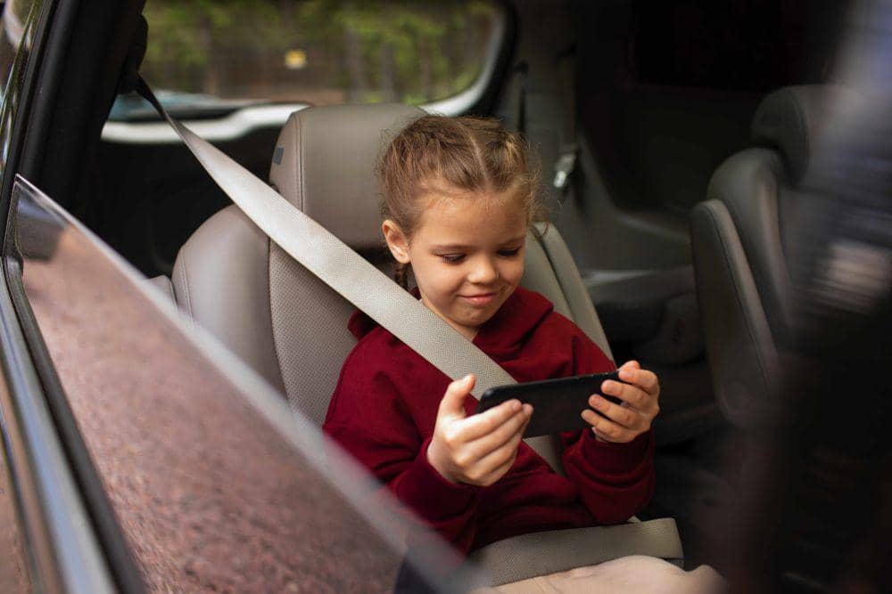Ilustrasi anak enjoy di mobil (freepik.com/freepik)