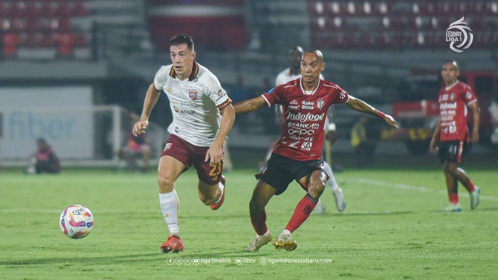 Mariano Peralta (jersey putih) bakal diandalkan untuk membongkar lini pertahanan PS Sleman. (Dok. PT LIB)