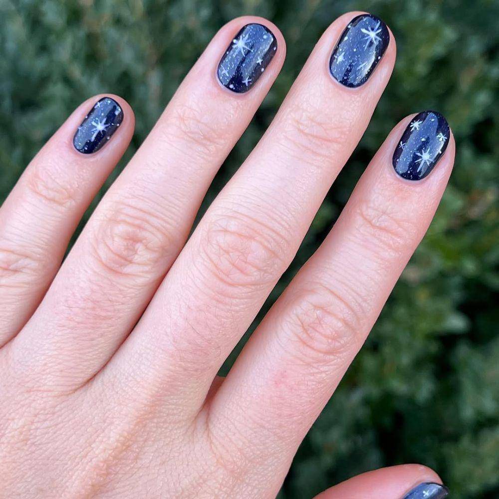 inspirasi model nail art bernuansa hitam-putih (instagram.com/oliveandjune)
