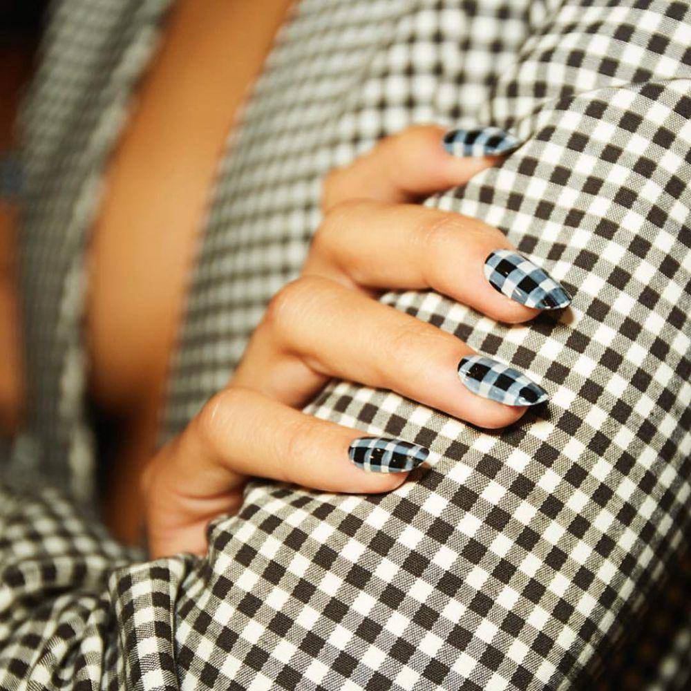 inspirasi model nail art bernuansa hitam-putih (instagram.com/_danaoliver)