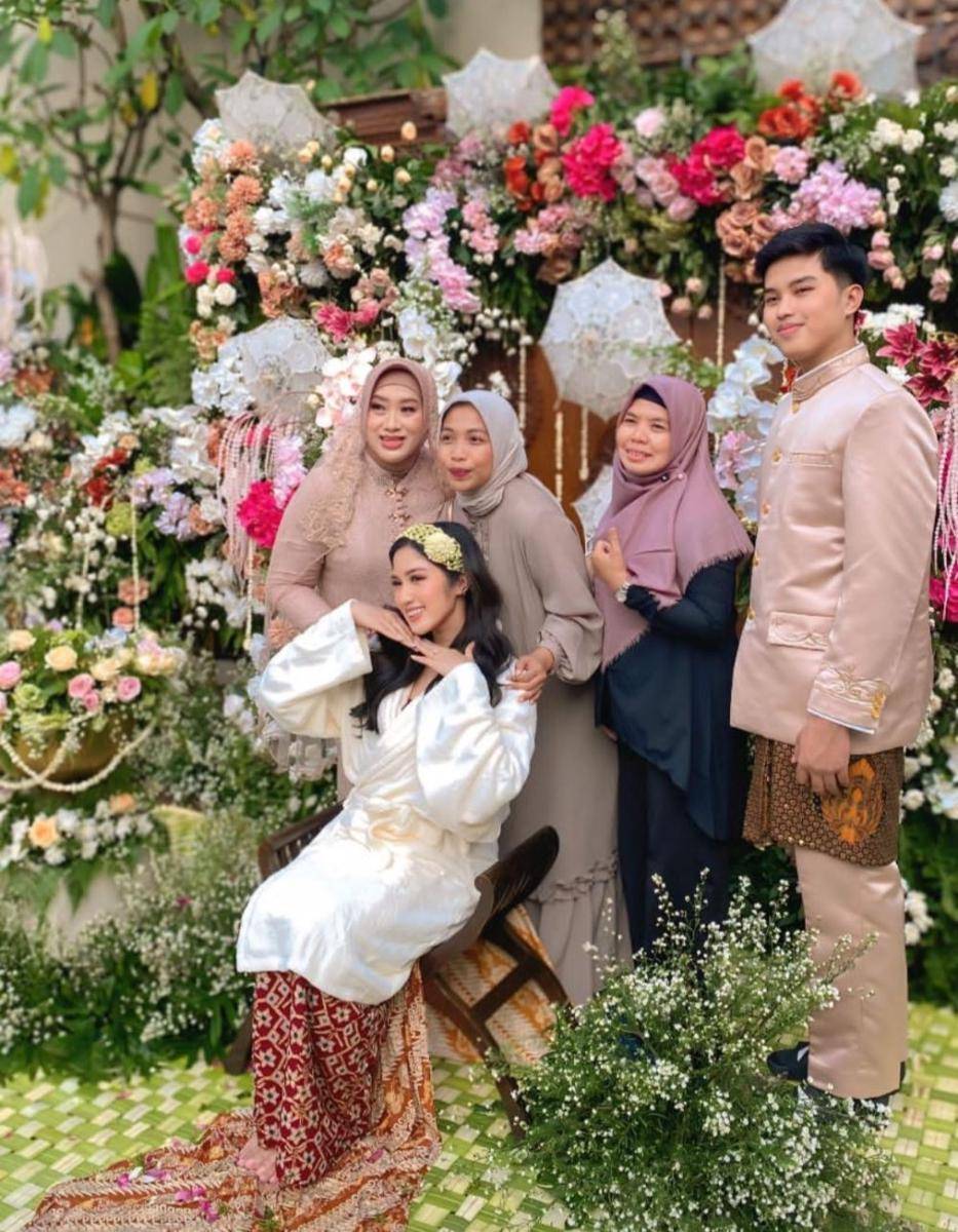 Pengajian dan siraman Ochi Rosdiana. (Instagram.com/olgavsrmakeup)