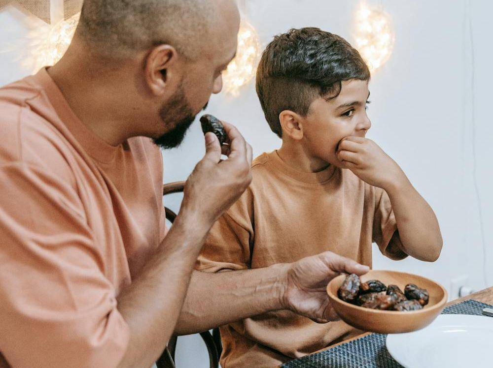 Berbuka dengan kurma (pexels.com/Timur Weber)