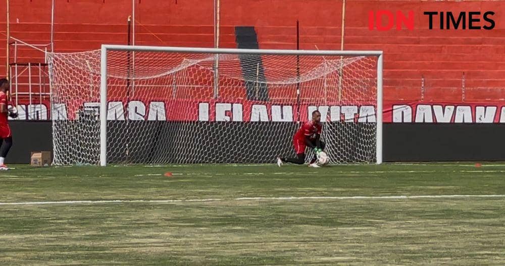Pemain Malut United melakukan latihan di Stadion H Agus Salim Padang (Foto: IDN Times/Halbert Caniago)