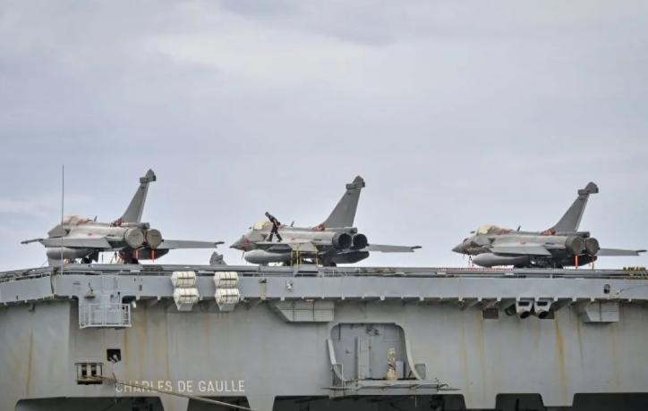 Kapal Induk Prancis, Charles de Gaulle (R91) yang mengangkut tiga pesawat jet tempur Rafale pesanan Indonesia, tiba di Pelabuhan Gili Mas, Lombok Barat, Nusa Tenggara Barat (NTB), Sabtu (1/2/2025). (ANTARA FOTO/Ahmad Subaidi/foc)