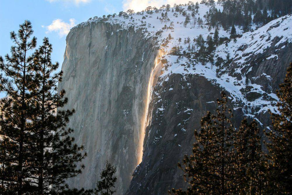 Yosemite Firefall (unsplash.com/Katie Rodriguez)