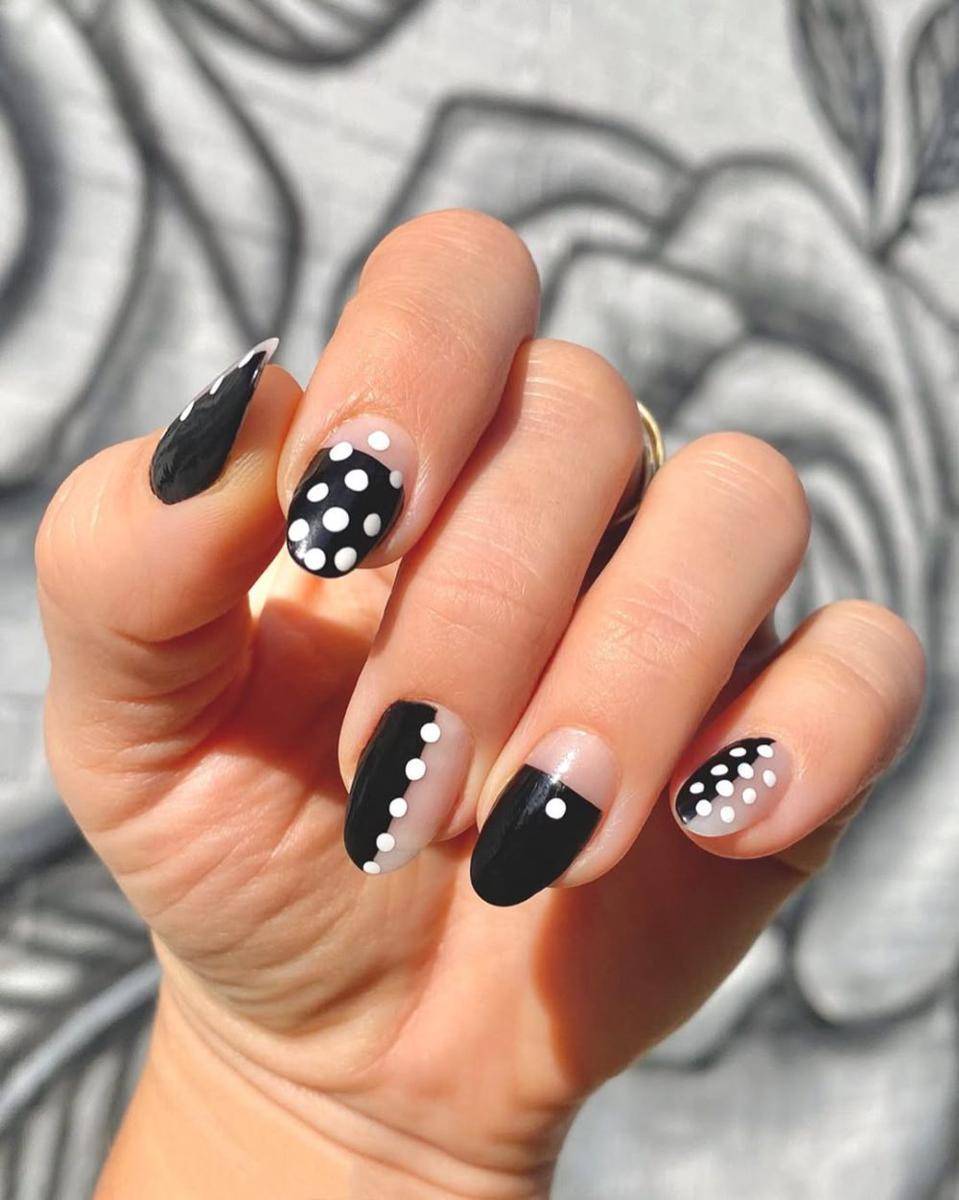 inspirasi model nail art bernuansa hitam-putih (instagram.com/julieknailsnyc)