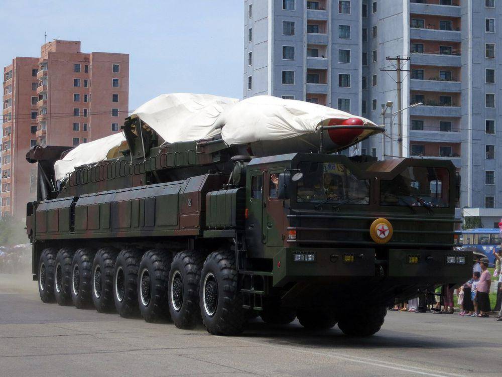 Rudal balistik milik Korea Utara saat dipamerkan dalam parade militer di Pyongyang pada tahun 2013. (Stefan Krasowski, North Korea's ballistic missile - North Korea Victory Day-2013 01, CC BY 2.0)