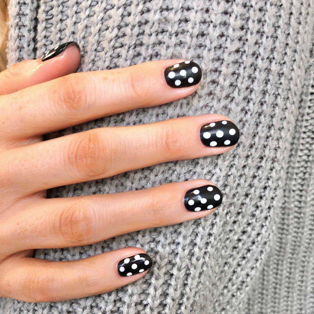 inspirasi model nail art bernuansa hitam-putih (instagram.com/paintboxnails)